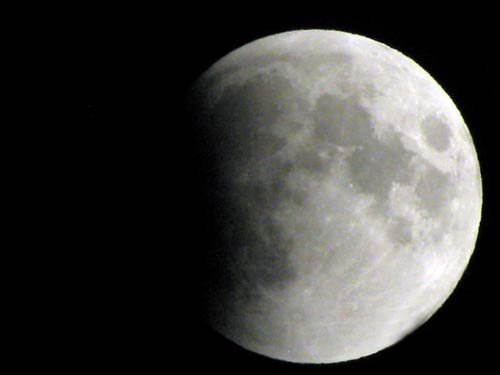 तस्‍वीरों में देखें सदी का सबसे लंबा चंद्रग्रहण...|  वीडियो