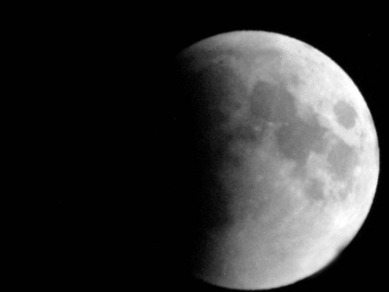 तस्‍वीरों में देखें सदी का सबसे लंबा चंद्रग्रहण...|  वीडियो