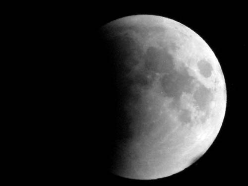 तस्‍वीरों में देखें सदी का सबसे लंबा चंद्रग्रहण...|  वीडियो