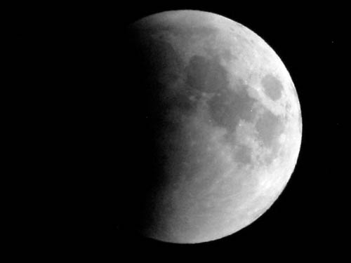 तस्‍वीरों में देखें सदी का सबसे लंबा चंद्रग्रहण...|  वीडियो