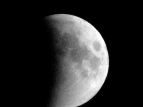 तस्‍वीरों में देखें सदी का सबसे लंबा चंद्रग्रहण...|  वीडियो