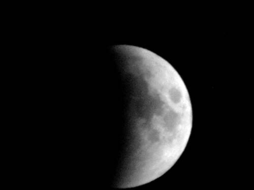 तस्‍वीरों में देखें सदी का सबसे लंबा चंद्रग्रहण...|  वीडियो