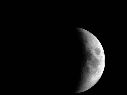 तस्‍वीरों में देखें सदी का सबसे लंबा चंद्रग्रहण...|  वीडियो