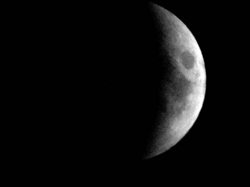 तस्‍वीरों में देखें सदी का सबसे लंबा चंद्रग्रहण...|  वीडियो