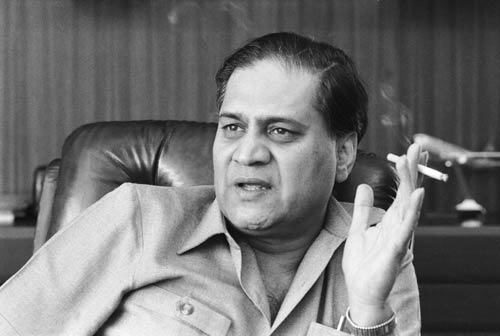 हर फिक्र को धुएं में उड़ाता चला गया...| ग्लैमर का तड़का