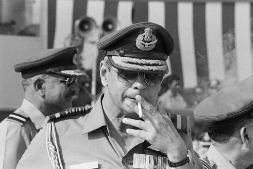 हर फिक्र को धुएं में उड़ाता चला गया...| ग्लैमर का तड़का