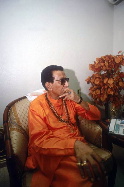 हर फिक्र को धुएं में उड़ाता चला गया...| ग्लैमर का तड़का