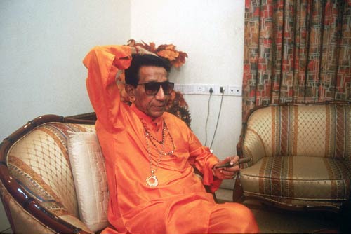 हर फिक्र को धुएं में उड़ाता चला गया...| ग्लैमर का तड़का