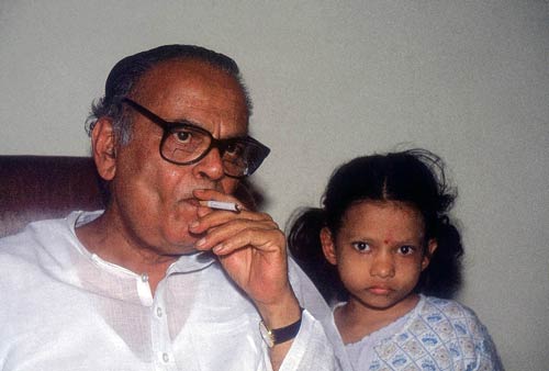 हर फिक्र को धुएं में उड़ाता चला गया...| ग्लैमर का तड़का