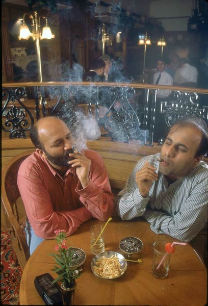 हर फिक्र को धुएं में उड़ाता चला गया...| ग्लैमर का तड़का