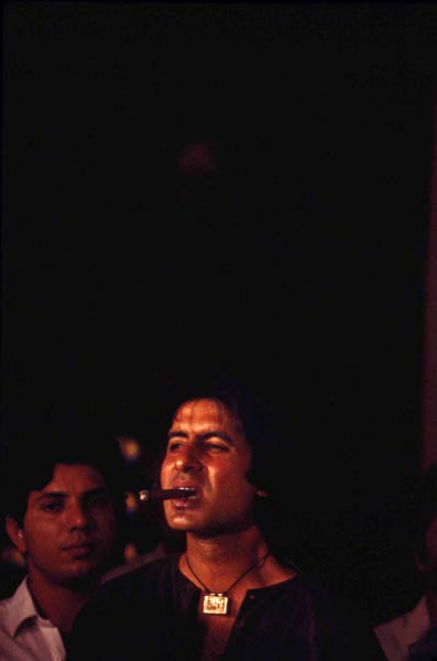 हर फिक्र को धुएं में उड़ाता चला गया...| ग्लैमर का तड़का