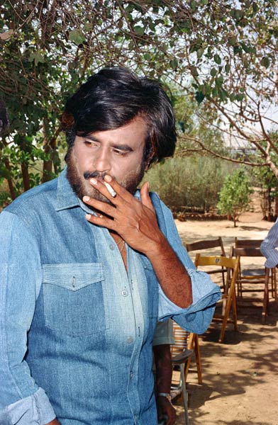 हर फिक्र को धुएं में उड़ाता चला गया...| ग्लैमर का तड़का