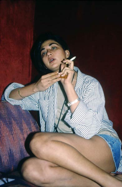 हर फिक्र को धुएं में उड़ाता चला गया...| ग्लैमर का तड़का