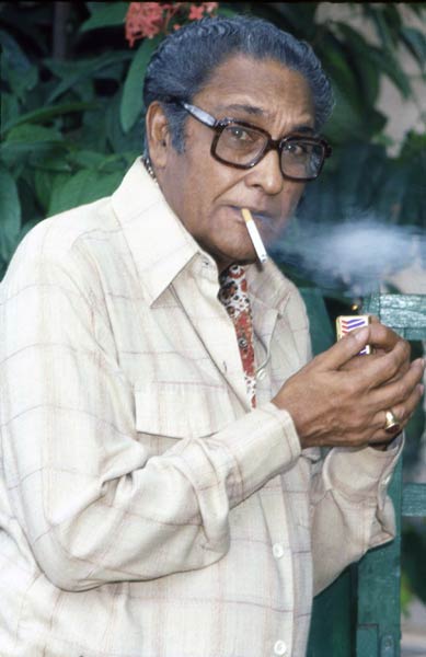 हर फिक्र को धुएं में उड़ाता चला गया...| ग्लैमर का तड़का