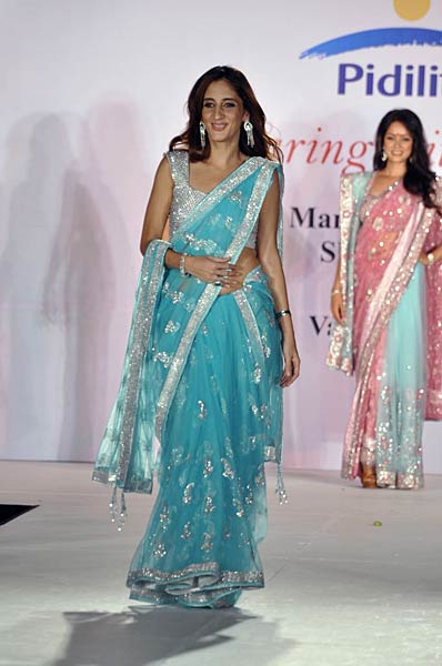 चैरिटी फैशन शो में सितारों के जलवे... । हसीनाओं का जलवा