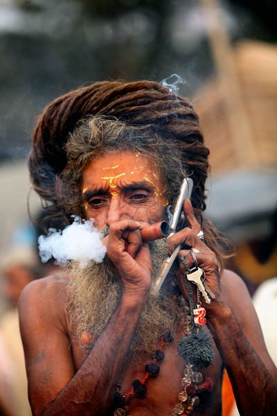 हर फिक्र को धुएं में उड़ाता चला गया...| ग्लैमर का तड़का