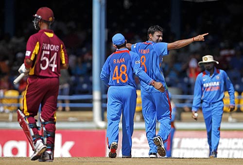 टीम इंडिया ने पहला वनडे 4 विकेट से जीता