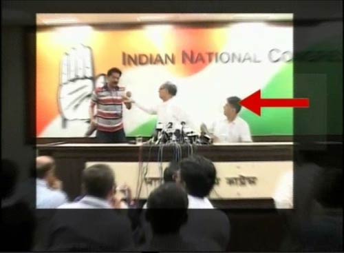 कांग्रेस प्रवक्‍ता जनार्दन द्विवेदी की पीसी में हंगामा