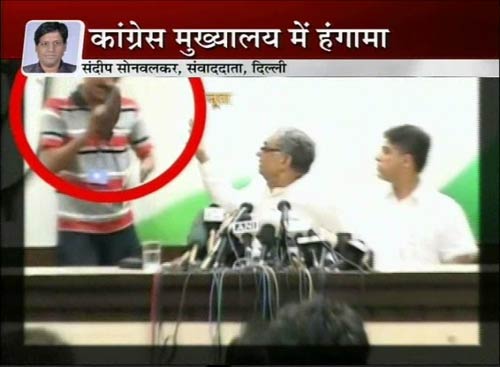 कांग्रेस प्रवक्‍ता जनार्दन द्विवेदी की पीसी में हंगामा