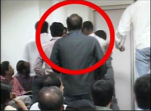 कांग्रेस प्रवक्‍ता जनार्दन द्विवेदी की पीसी में हंगामा