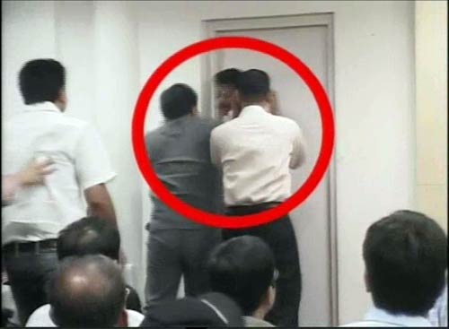 कांग्रेस प्रवक्‍ता जनार्दन द्विवेदी की पीसी में हंगामा