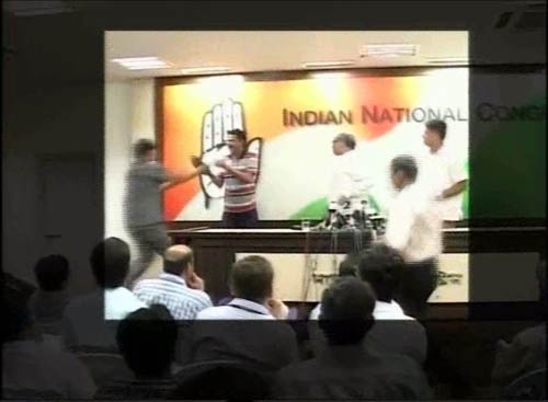 कांग्रेस प्रवक्‍ता जनार्दन द्विवेदी की पीसी में हंगामा