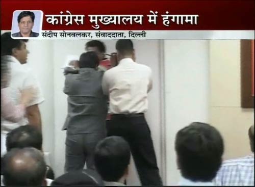 कांग्रेस प्रवक्‍ता जनार्दन द्विवेदी की पीसी में हंगामा