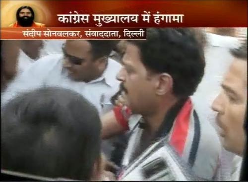 कांग्रेस प्रवक्‍ता जनार्दन द्विवेदी की पीसी में हंगामा