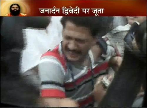 कांग्रेस प्रवक्‍ता जनार्दन द्विवेदी की पीसी में हंगामा