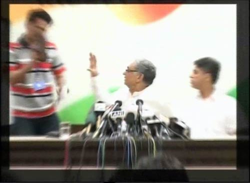 कांग्रेस प्रवक्‍ता जनार्दन द्विवेदी की पीसी में हंगामा