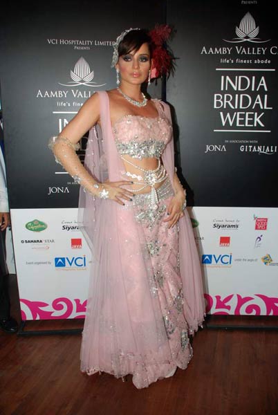 गहराता आकर्षण नाभि का  | 'सविता भाभी' के जलवे 