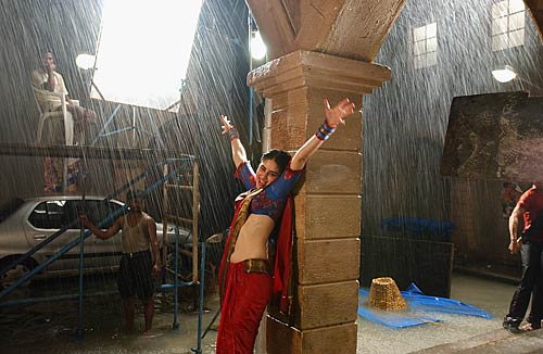 गहराता आकर्षण नाभि का  | 'सविता भाभी' के जलवे 