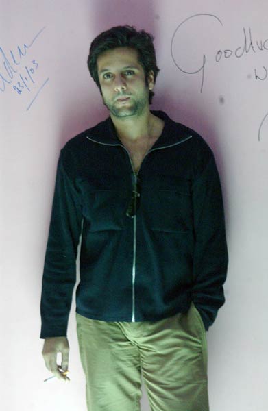 हर फिक्र को धुएं में उड़ाता चला गया...| ग्लैमर का तड़का