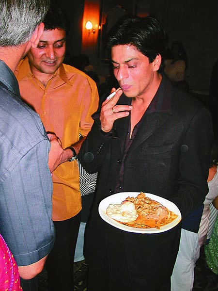 हर फिक्र को धुएं में उड़ाता चला गया...| ग्लैमर का तड़का