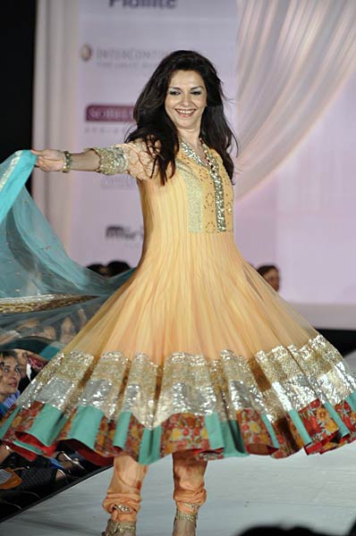 चैरिटी फैशन शो में सितारों के जलवे... । हसीनाओं का जलवा