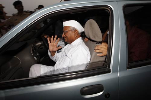 लोकपाल पर सिविल सोसायटी और केंद्र में तनातनी