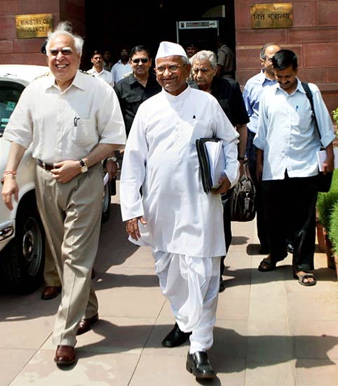 18 जून 2011: तस्‍वीरों में देखें दिनभर की बड़ी खबरें