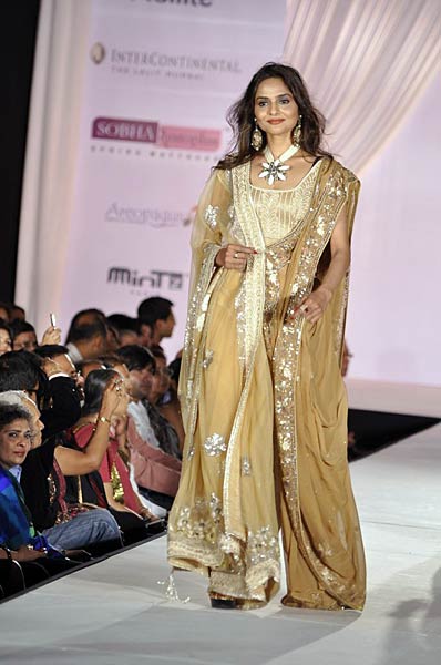 चैरिटी फैशन शो में सितारों के जलवे... । हसीनाओं का जलवा