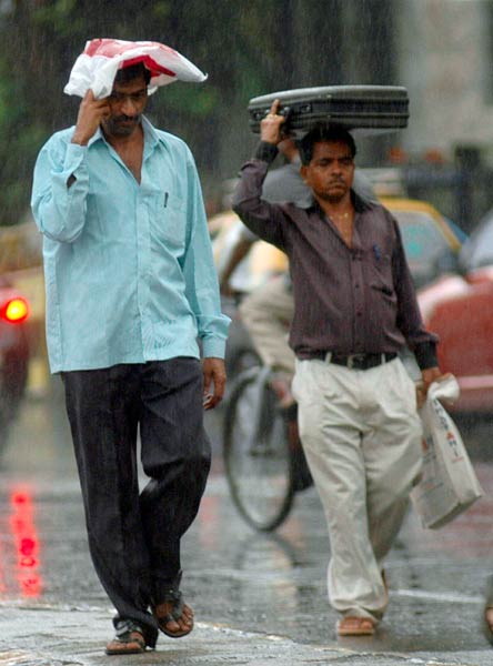 देखें कैसे पहली बारिश में भींगी मुंबई