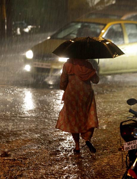 देखें कैसे पहली बारिश में भींगी मुंबई