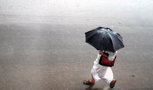 देखें कैसे पहली बारिश में भींगी मुंबई