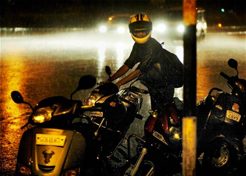 देखें कैसे पहली बारिश में भींगी मुंबई