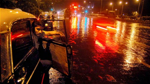 देखें कैसे पहली बारिश में भींगी मुंबई