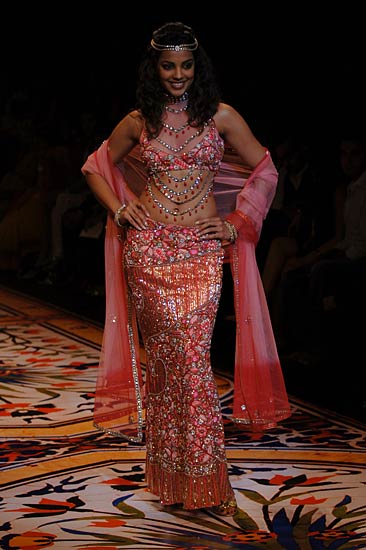 गहराता आकर्षण नाभि का  | 'सविता भाभी' के जलवे 