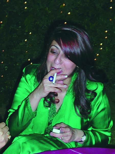 हर फिक्र को धुएं में उड़ाता चला गया...| ग्लैमर का तड़का