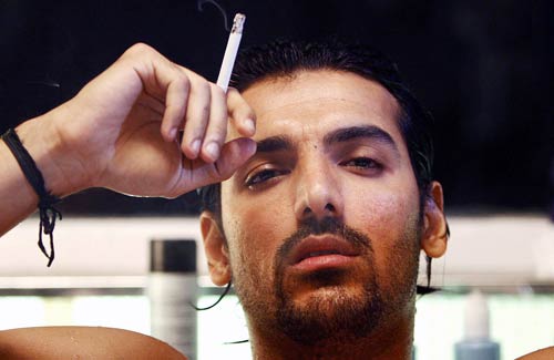 हर फिक्र को धुएं में उड़ाता चला गया...| ग्लैमर का तड़का