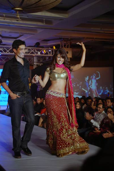 गहराता आकर्षण नाभि का  | 'सविता भाभी' के जलवे 