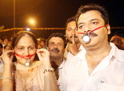 देखें कैसे सड़कों पर उतरे बाबा समर्थक । सत्याग्रह का दमन