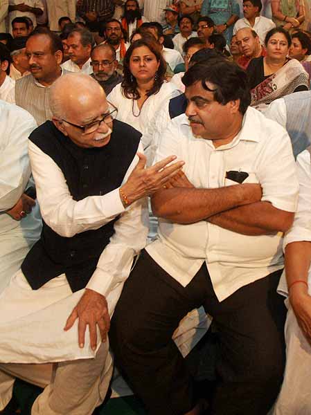 देखें कैसे सड़कों पर उतरे बाबा समर्थक । सत्याग्रह का दमन