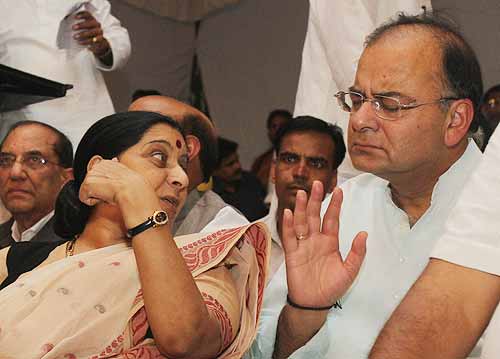 देखें कैसे सड़कों पर उतरे बाबा समर्थक । सत्याग्रह का दमन